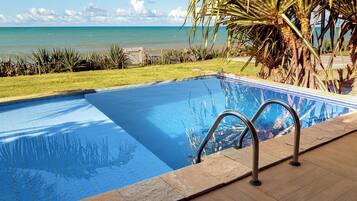 Minibar, caja de seguridad en la habitación, wifi gratis y ropa de cama