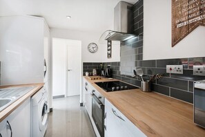 Maison économique, 2 chambres | Cuisine privée | Réfrigérateur, four à micro-ondes, un four, bouilloire électrique
