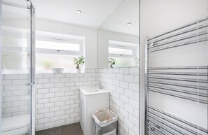 Casa económica, 2 habitaciones | Baño | Regadera, secadora de cabello, toallas 
