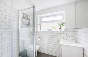 Economy House, 2 Bedrooms | Bathroom | Shower, hair dryer, towels - Cambridge House Luton - Inhabit Short Stays (Luton)