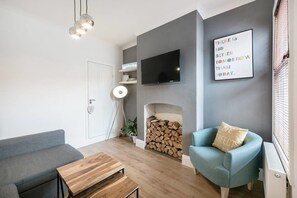 Maison économique, 2 chambres | Salle de séjour | Téléviseur à écran plat de 42 po avec télévision par câble, téléviseur