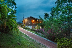 Façade de l’hébergement - soirée/nuit