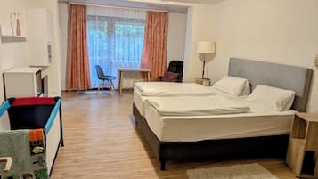 Familien-Suite, Balkon | Verdunkelungsvorhänge, Babybetten, kostenloses WLAN, Bettwäsche