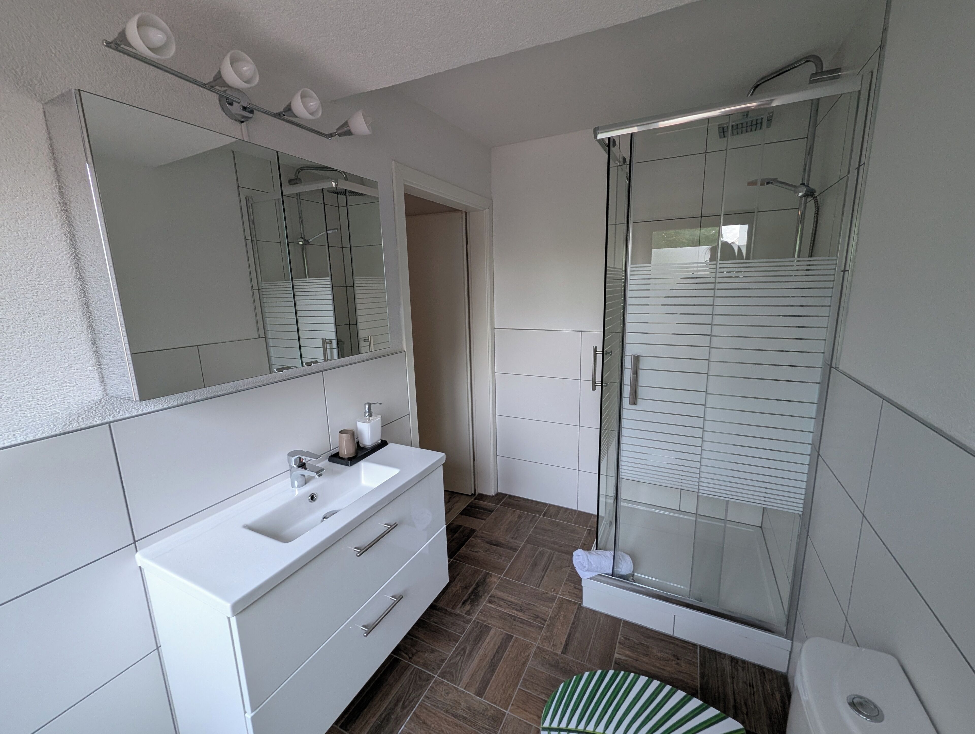 Einzelzimmer | Badezimmer | Dusche, kostenlose Toilettenartikel, Haartrockner, Handtücher
