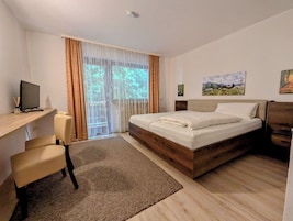 Double Room, 1 Queen Bed | Blackout drapes, cribs (surcharge), WiFi (free), bed sheets
