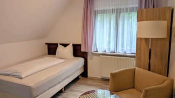Single Room | Blackout drapes, cribs/infant beds, free WiFi, bed sheets