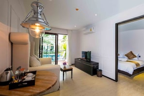 Deluxe Room with Pool Access | Blackout drapes, free WiFi, bed sheets - The Symphony Suites Pattaya (Pattaya)