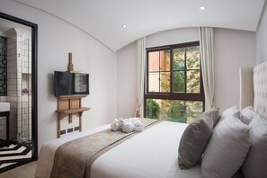 Symphony Family Suite | Blackout curtains, free WiFi, bed sheets - The Symphony Suites Pattaya (Pattaya)