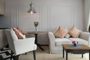 Quarto luxo | Sala de estar | TV de tela plana 32 polegadas com canais a cabo, TV