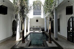 Outdoor pool, sun loungers - Riad First (Marrakech)
