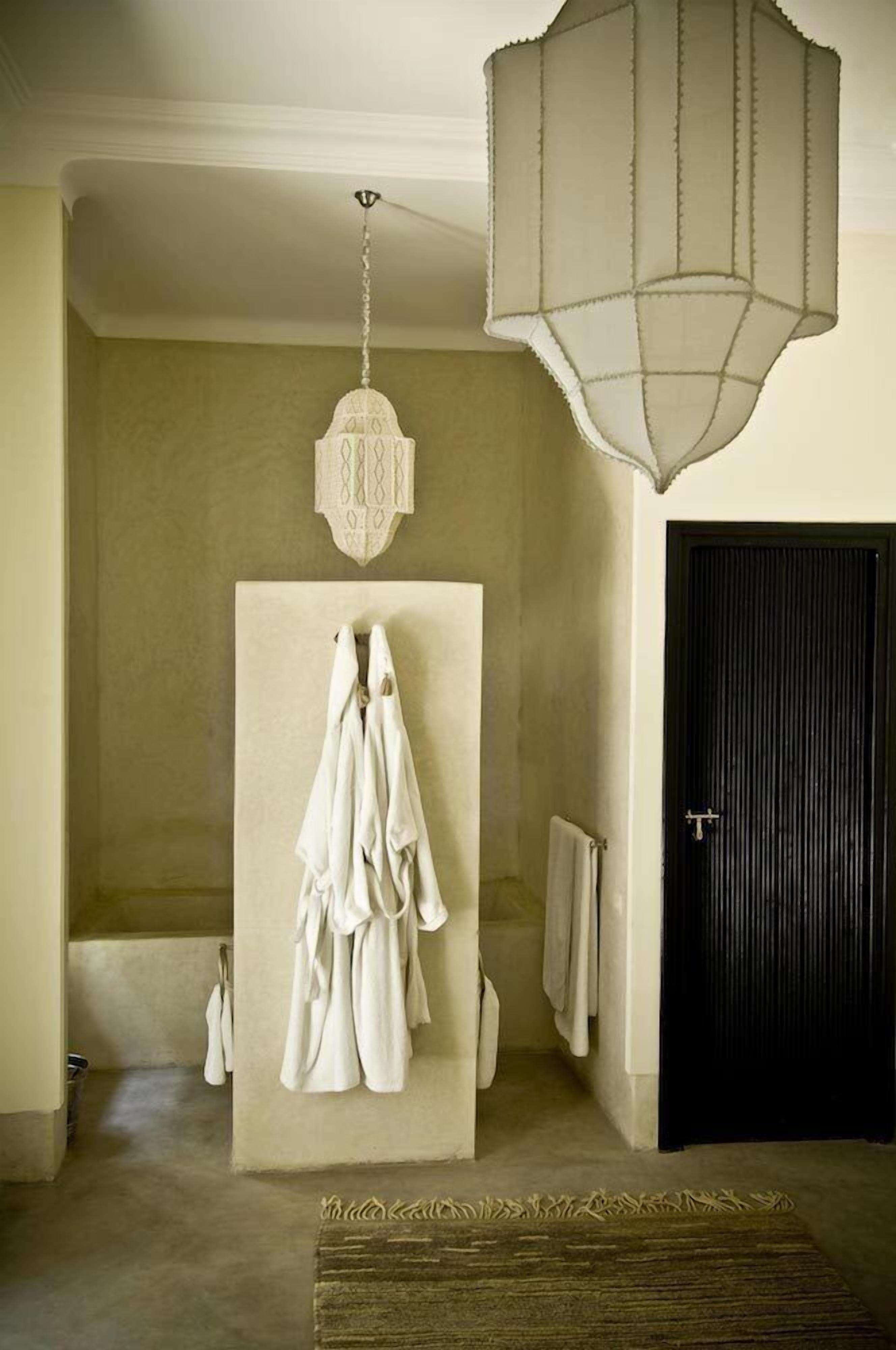 Room (Chapitre 1) | Bathroom | Free toiletries, hair dryer, bathrobes, towels
