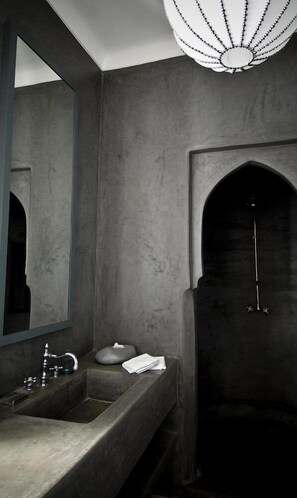 Suite (Chaptire 2) | Bagno | Set di cortesia gratuito, asciugacapelli, accappatoio, asciugamani