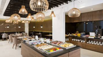 Desayuno buffet diario (PLN 80 por persona)