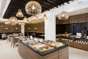 Daily buffet breakfast (PLN 80 per person) - Grand Ascot Hotel (Kraków)