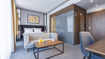 Premium bedding, in-room safe, individually decorated