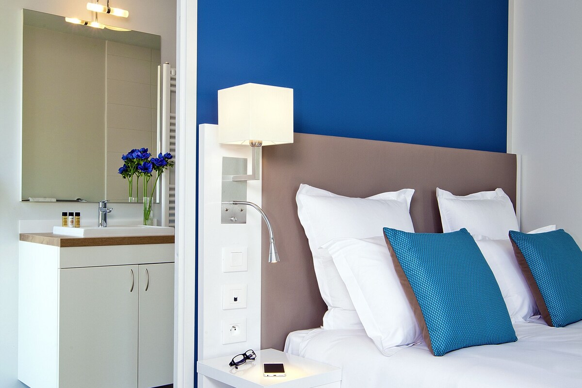 Premium bedding, in-room safe, desk, soundproofing