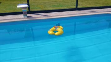 Kolam renang indoor dan sebuah infinity pool