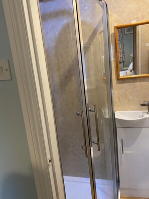Standaard tweepersoonskamer, en-suite badkamer, uitzicht op tuin | Badkamer