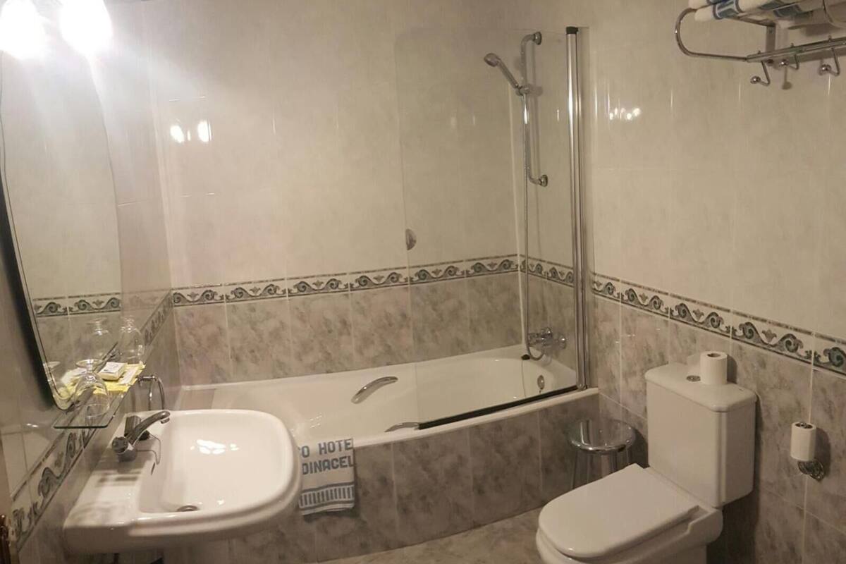 bathtub, free toiletries, towels