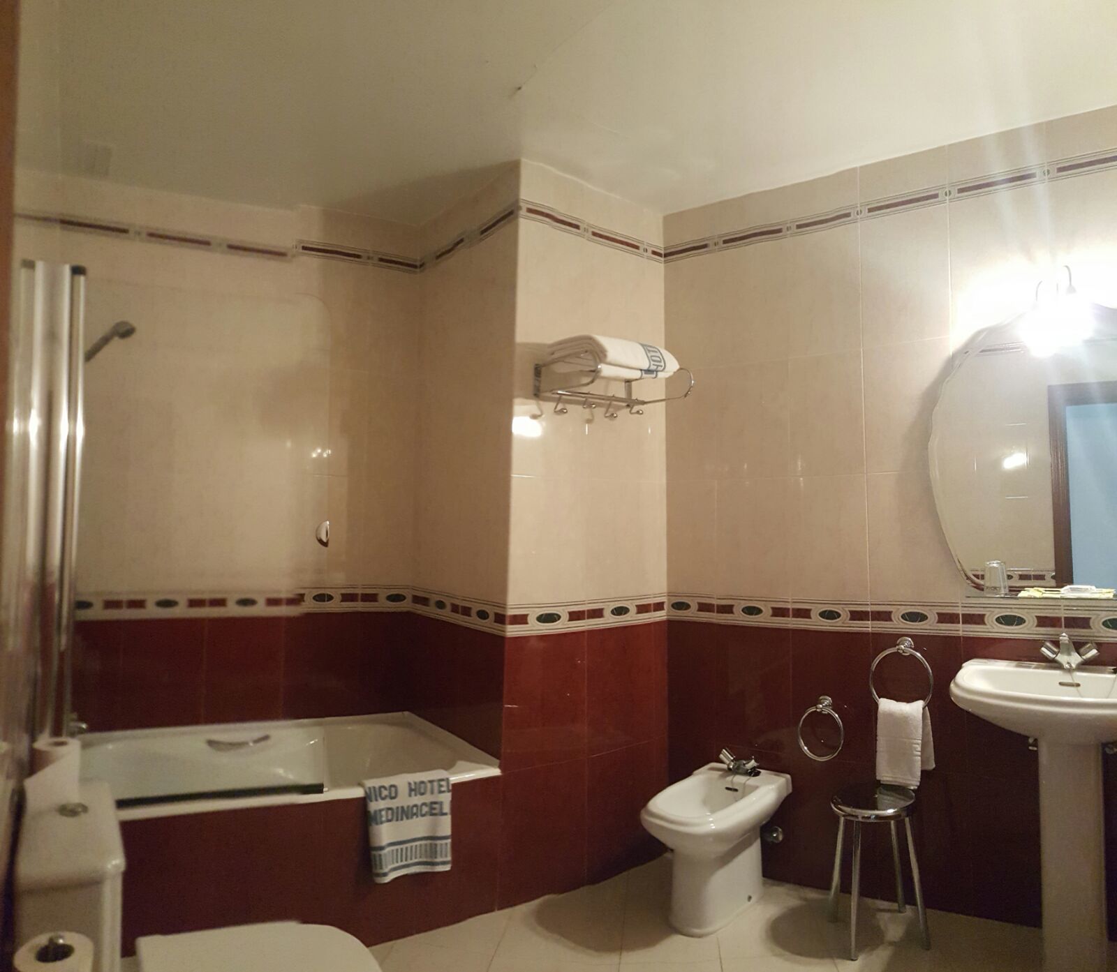 bathtub, free toiletries, towels