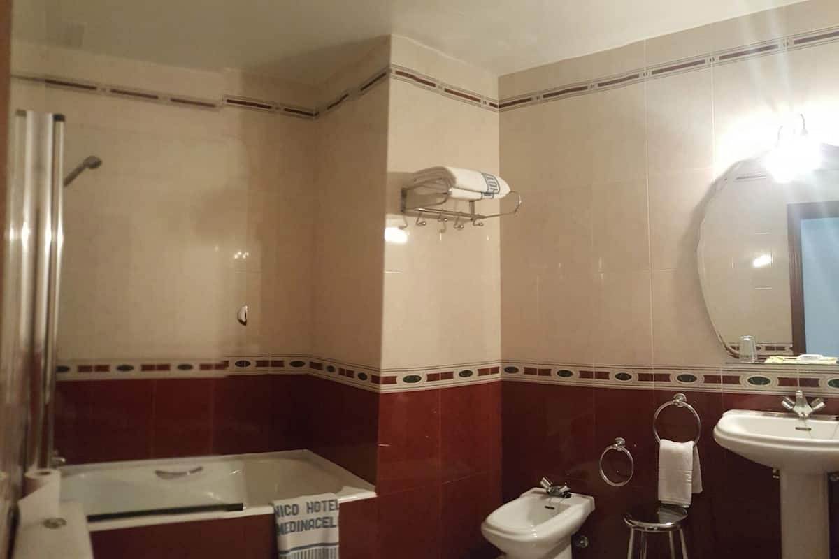 bathtub, free toiletries, towels