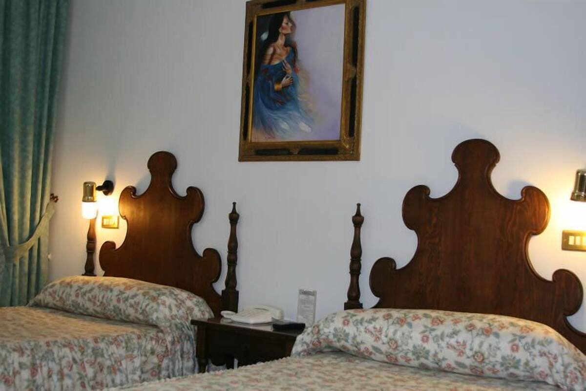 twin room | desk, blackout curtains, free wifi