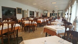 Se sirven desayunos, almuerzos y cenas; cocina local