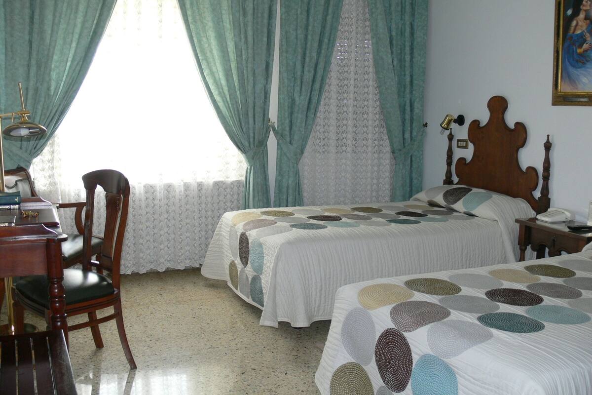 Quarto duplo | Escrivaninha, cortinas blackout, Wi-Fi de cortesia
