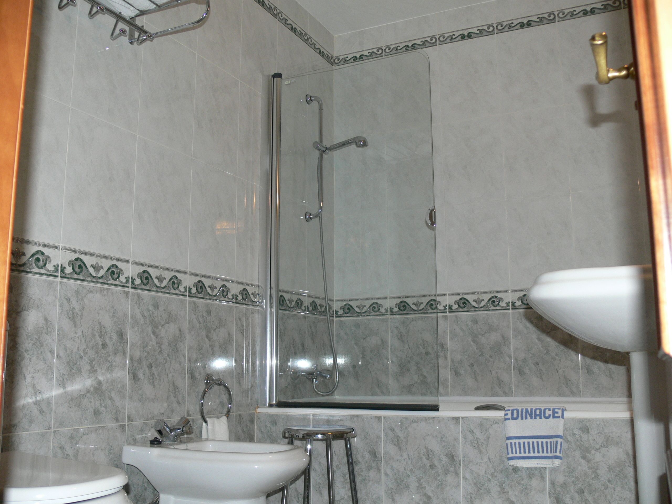 twin room | bathroom | bathtub, free toiletries, towels