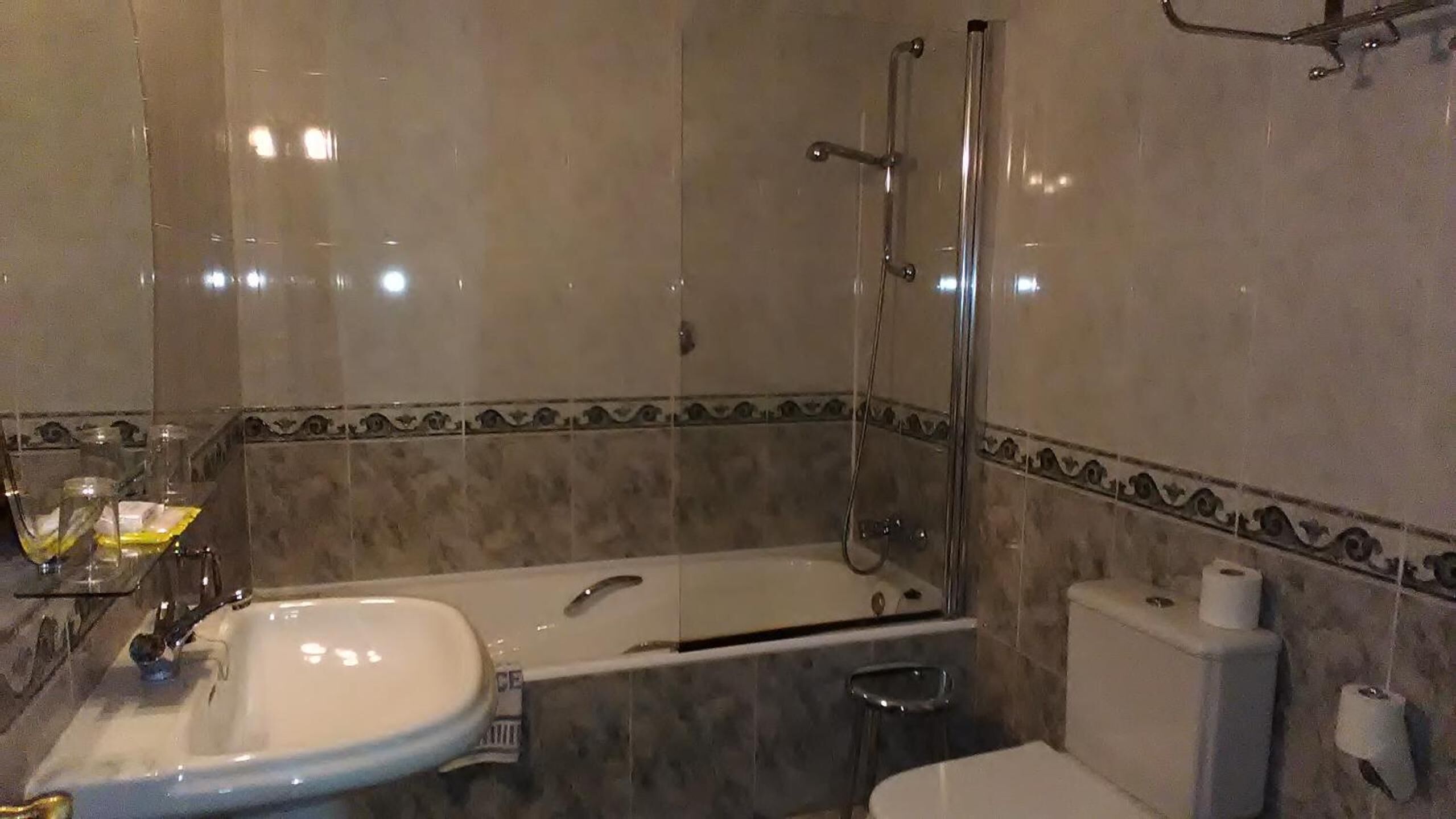 bathtub, free toiletries, towels