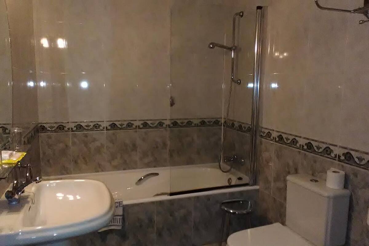 bathtub, free toiletries, towels