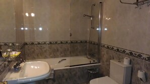 Baignoire, articles de toilette gratuits, serviettes fournies