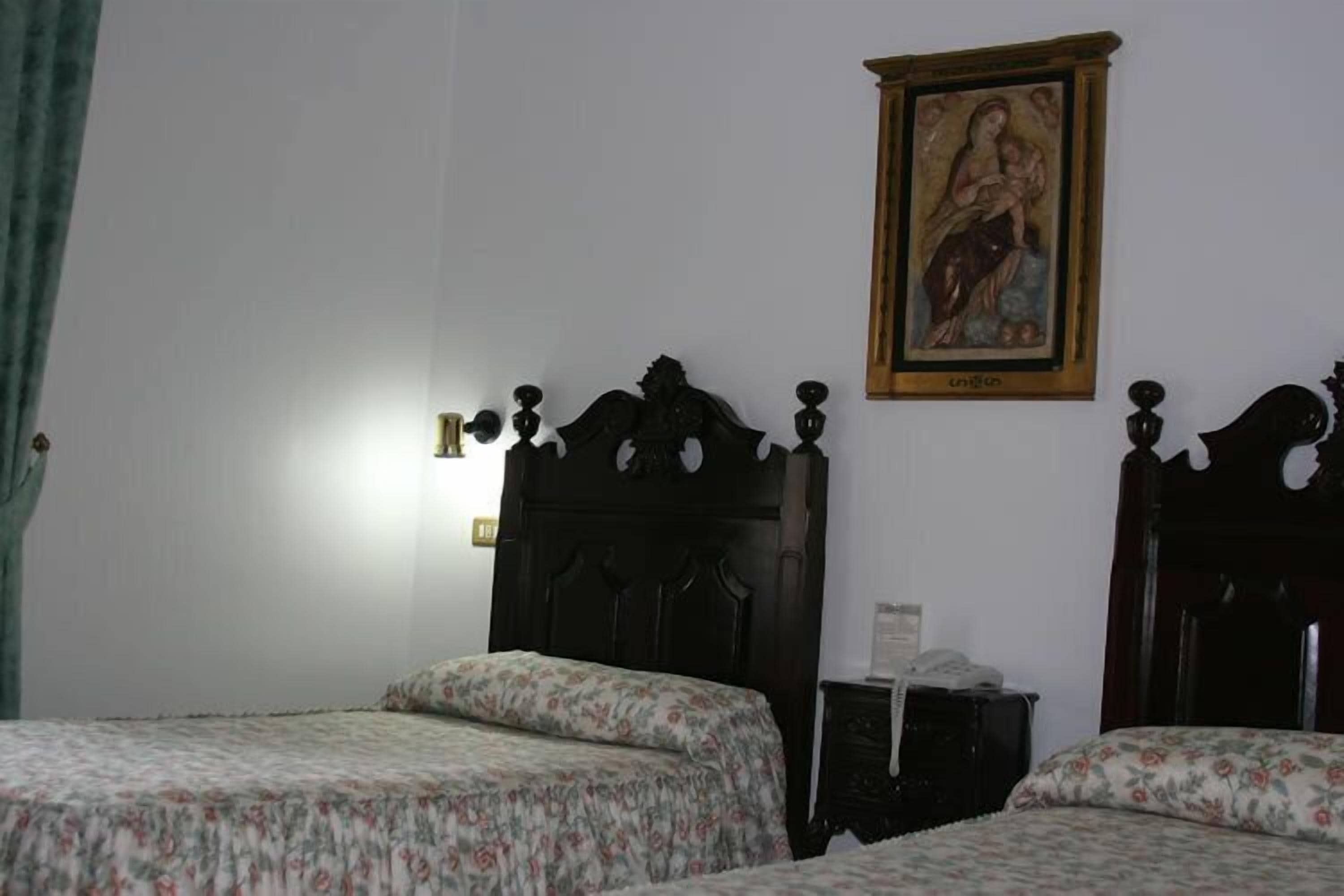 twin room | desk, blackout curtains, free wifi