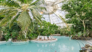 من حمّامات السباحة المغطاة، حمّام سباحة خارجي موسمي، مقاعد للتشمس