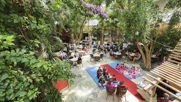 5 restaurants; lunch and dinner served