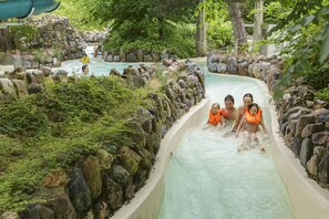 Piscine intérieure, piscine extérieure en saison, chaises longues