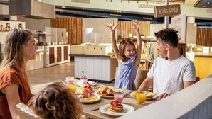 A breakfast setting with a sign indicating 'Kids Only' and a variety of breakfast items on the table. - Center Parcs Zandvoort Beach (Zandvoort)
