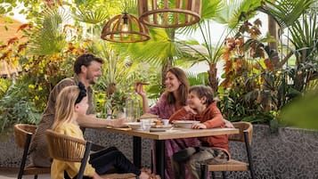 3 restaurants; breakfast, lunch and dinner served