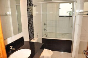 Shower, free toiletries, hair dryer, bathrobes - Catú Palace Hotel (Rondonopolis)