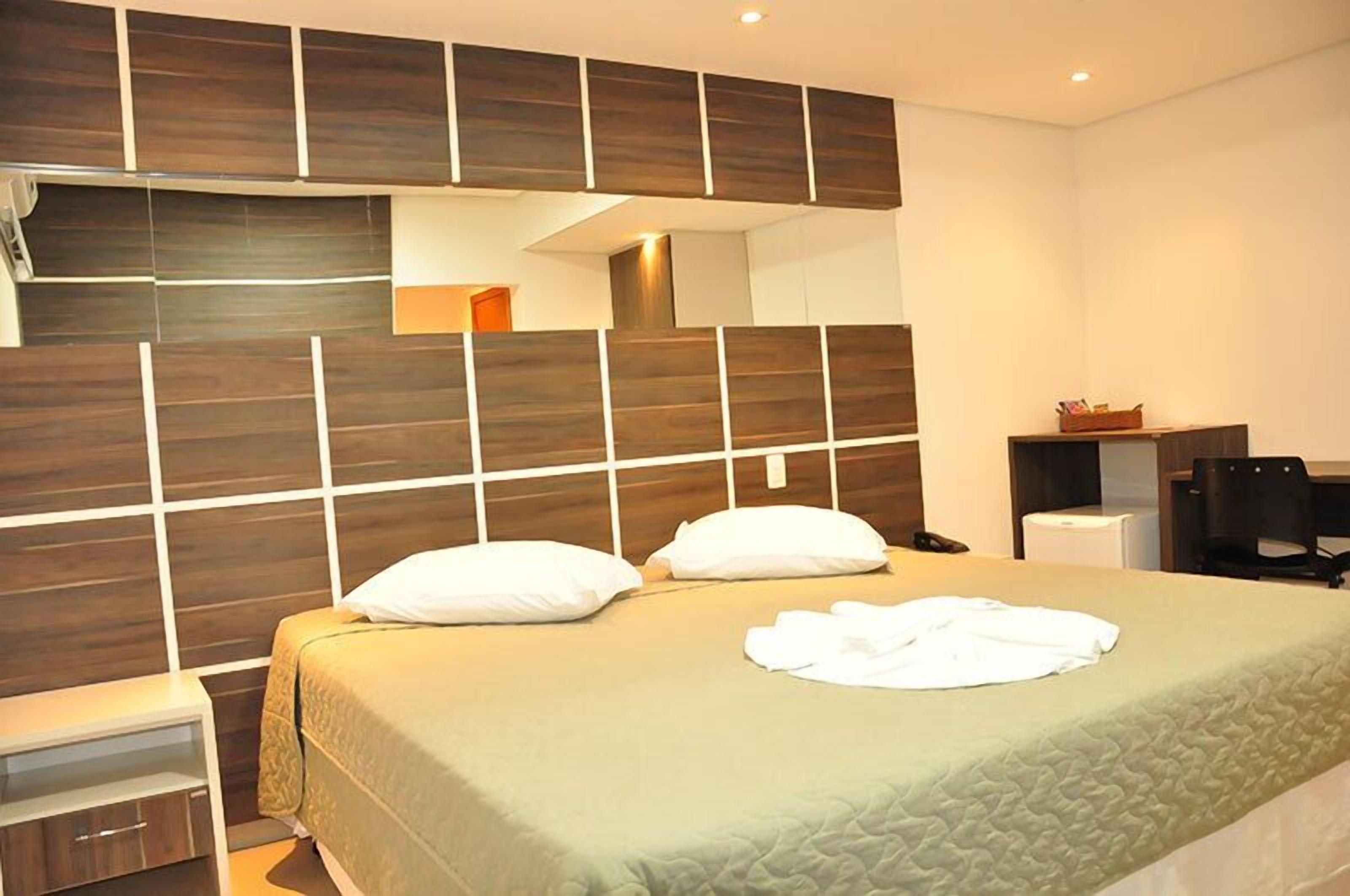 Minibar, in-room safe, desk, iron/ironing board