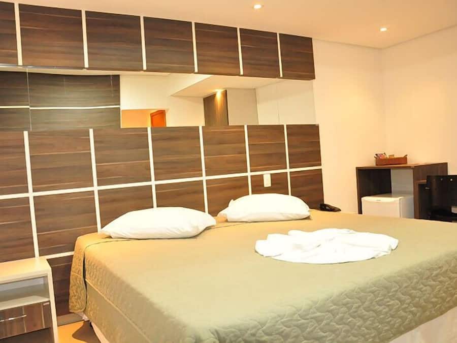 Minibar, caja fuerte, escritorio y tabla de planchar con plancha