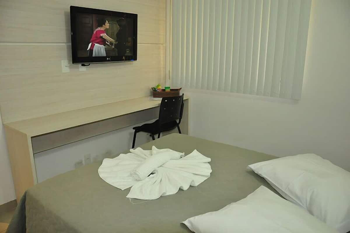Kamar Double | Minibar, brankas, meja kerja, dan setrika/meja setrika