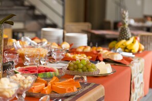 Desayuno completo gratuito y diario