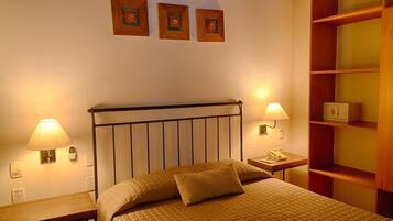 ميني بار وخزنة داخل الغرفة ومكتب وستائر تعتيم