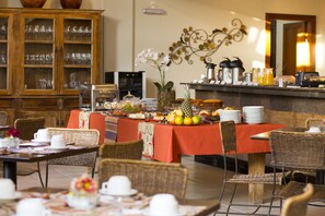 Free daily full breakfast  - Hotel Vila Serrana (Sete Lagoas)