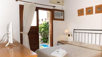 Frigobar, cofres nos quartos, escrivaninha, cortinas blackout