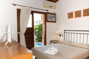 Minibar, in-room safe, desk, blackout curtains - Hotel Vila Serrana (Sete Lagoas)