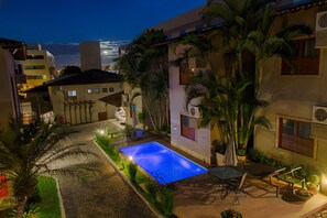 Una piscina al aire libre