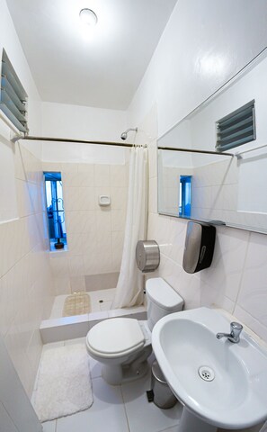 Shower, free toiletries, hair dryer, towels - Samay Inka Inn (Cusco)