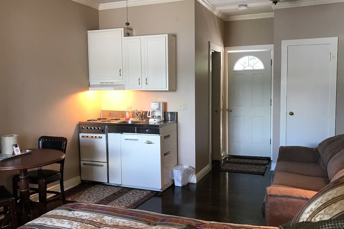 Kamar, 1 Tempat Tidur Queen, dapur kecil, pemandangan danau (Eagle Point) | Dapur kecil pribadi | Mesin pembuat kopi/teh dan meja makan